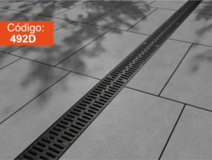 Trinchera de plástico negro para organización de cables en instalaciones industriales